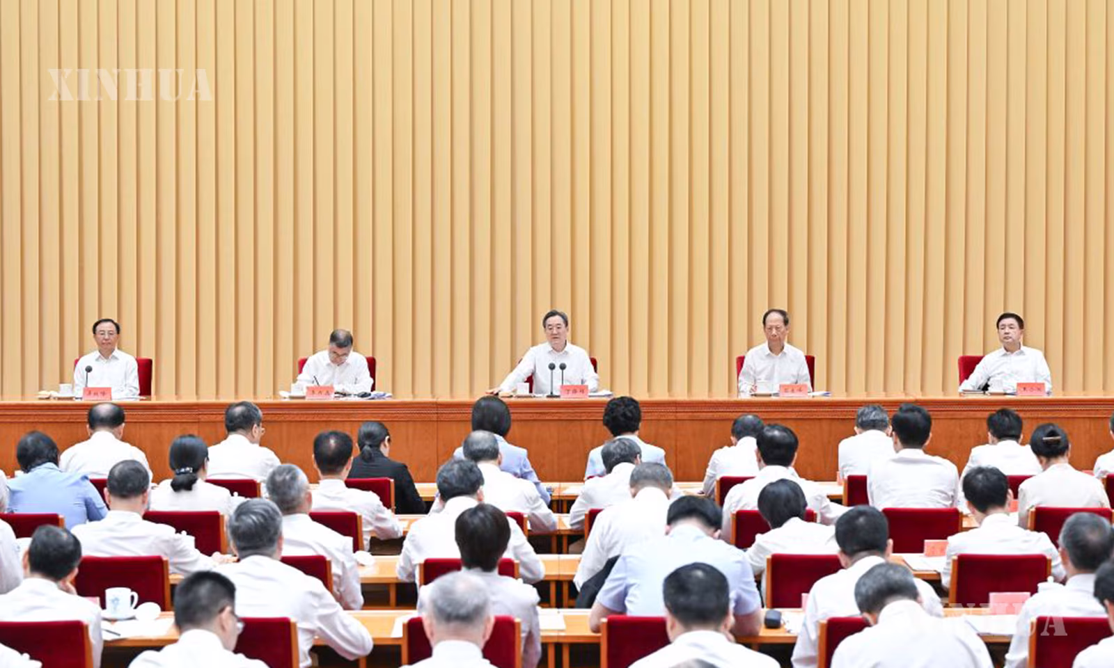 တရုတ်ကွန်မြူနစ်ပါတီ ဗဟိုကော်မတီ နိုင်ငံရေးဗျူရို အမြဲတမ်းကော်မတီဝင်၊ တရုတ်နိုင်ငံ ဒုတိယဝန်ကြီးချုပ် တင်းရွှဲရှန် တရုတ်နိုင်ငံ မြို့တော်ပေကျင်း၌ အခြေခံပညာရေးနှင့် စပ်လျဉ်းသည့် နိုင်ငံလုံးဆိုင်ရာ အစည်းအဝေး တက်ရောက်နေပုံကို ၂၀၂၆ ခုနှစ် ဇူလိုင် ၂၂ ရက်က တွေ့ရစဉ် (ဆင်ဟွာ)