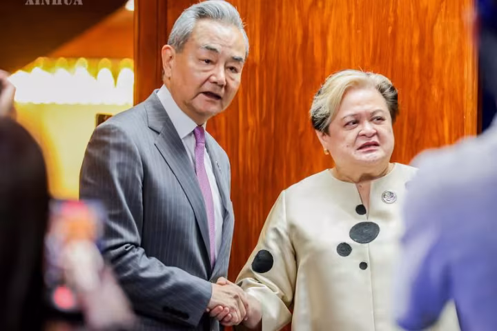 ဝမ်ရိနှင့် ဖိလစ်ပိုင်နိုင်ငံခြားရေးဝန်ကြီး Ma. Theresa Lazaro တွေ့ဆုံဆွေးနွေး