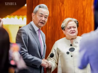 ဝမ်ရိနှင့် ဖိလစ်ပိုင်နိုင်ငံခြားရေးဝန်ကြီး Ma. Theresa Lazaro တွေ့ဆုံဆွေးနွေး