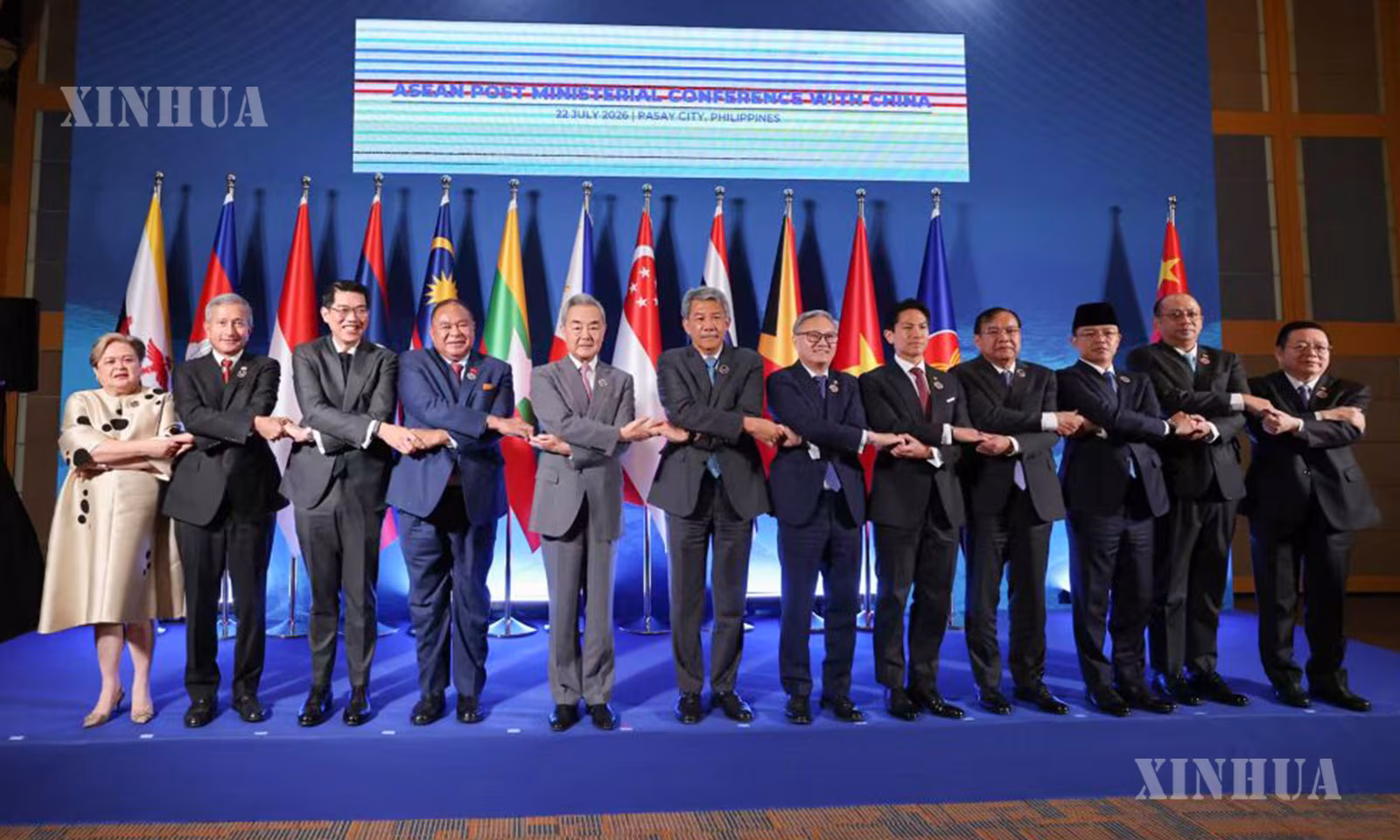 ဖိလစ်ပိုင်နိုင်ငံ မနီလာမြို့တွင် တရုတ်-အာဆီယံ နိုင်ငံခြားရေးဝန်ကြီးများ အစည်းအဝေး တက်ရောက်လာသော ကိုယ်စားလှယ်များက အမှတ်တရ စုပေါင်းဓာတ်ပုံရိုက်ကူးနေသည်ကို 
၂၀၂၆ ခုနှစ် ဇူလိုင် ၂၂ ရက်က တွေ့ရစဉ် (ဆင်ဟွာ)