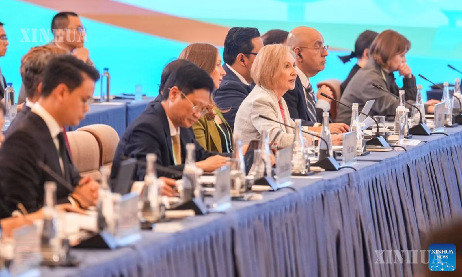 တရုတ်နိုင်ငံ အနောက်တောင်ပိုင်း စီချွမ်းပြည်နယ် ချိန်တူးမြို့၌ ကျင်းပသည့် ၂၀၂၆ ခုနှစ် အာရှ-ပစိဖိတ် စီးပွားရေးပူးပေါင်းဆောင်ရွက်မှု (APEC) ဒစ်ဂျစ်တယ်နှင့် ဉာဏ်ရည်တု နည်းပညာဆိုင်ရာ ဝန်ကြီးအဆင့် အစည်းအဝေး တက်ရောက်လာသူများအား ၂၀၂၆ ခုနှစ် ဇူလိုင် ၂၃ ရက်က တွေ့ရစဉ် (ဆင်ဟွာ)