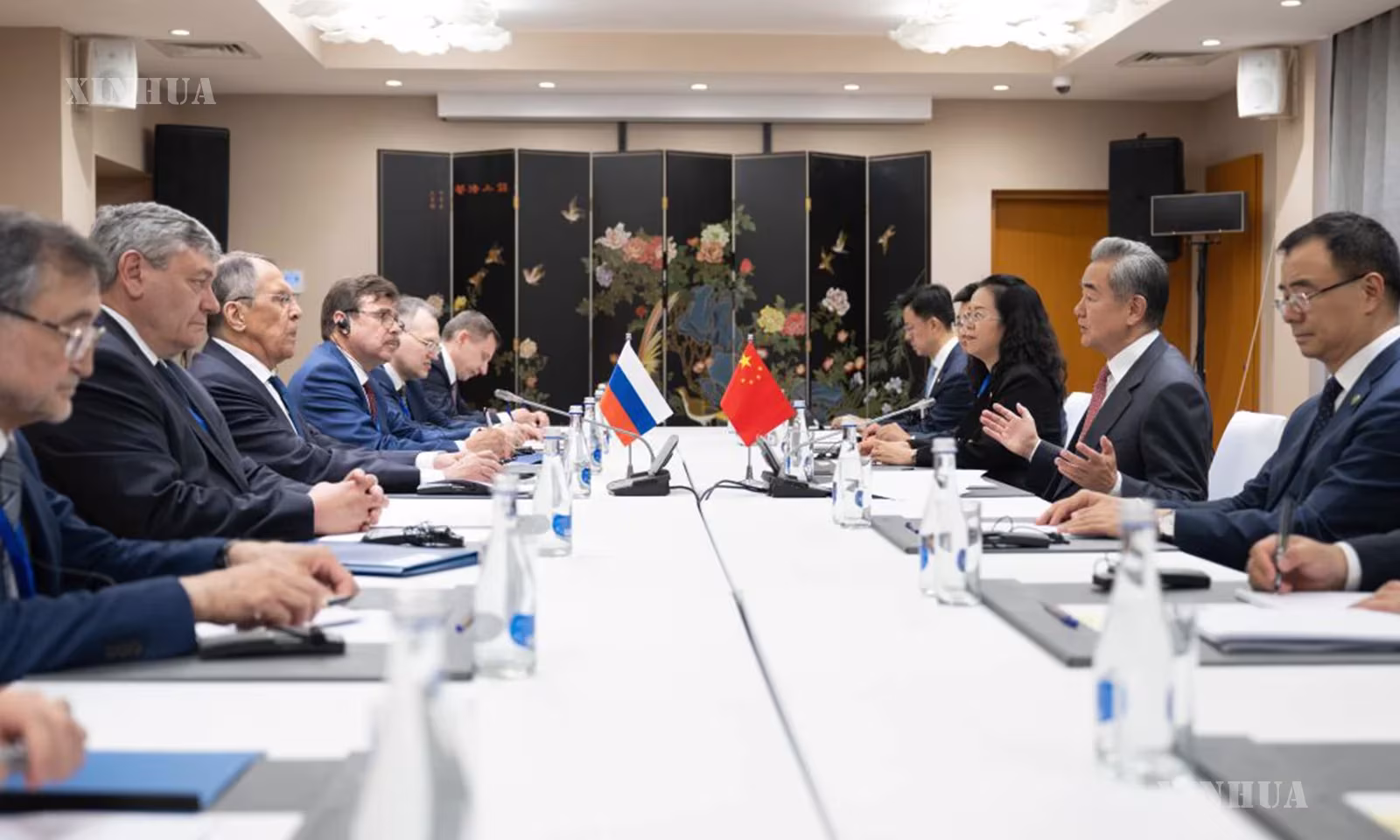 တရုတ်ကွန်မြူနစ်ပါတီ ဗဟိုကော်မတီ နိုင်ငံရေးဗျူရိုအဖွဲ့ဝင်၊ တရုတ်နိုင်ငံ နိုင်ငံခြားရေးဝန်ကြီး ဝမ်ရိနှင့် ရုရှားနိုင်ငံ နိုင်ငံခြားရေးဝန်ကြီး Sergey Lavrov တို့က ကာဂျစ္စတန်နိုင်ငံတွင် ကျင်းပသည့် ရှန်ဟိုင်းပူးပေါင်းဆောင်ရွက်မှုအဖွဲ့ (SCO) အဖွဲ့ဝင်နိုင်ငံများ၏ နိုင်ငံခြားရေးဝန်ကြီးများကောင်စီအစည်အဝေးအတွင်း ၂၀၂၆ ခုနှစ် ဇူလိုင် ၂၄ ရက်၌ သီးခြားတွေ့ဆုံဆွေးနွေးစဉ် (ဆင်ဟွာ)