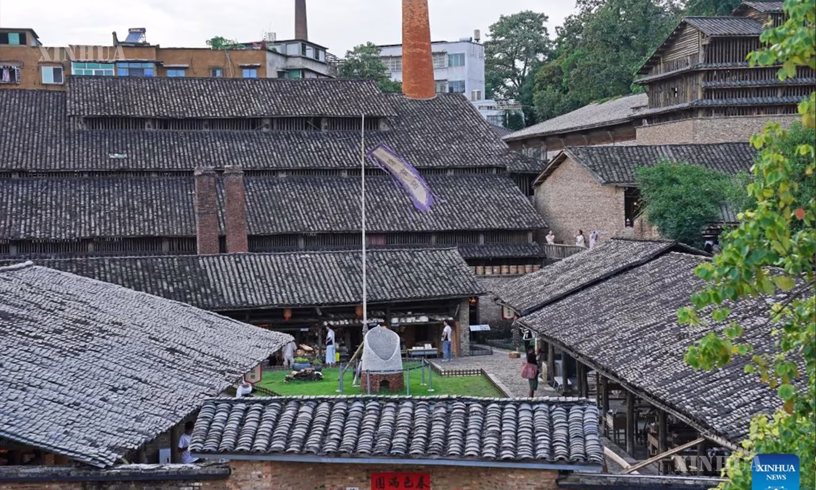 တရုတ်နိုင်ငံ အရှေ့ပိုင်း ကျန်းရှီးပြည်နယ် ကျင်တယ်ကျိန့်မြို့ ထောင်ယန်လီ သမိုင်းယဉ်ကျေးမှုလမ်းဇုန်အတွင်းရှိ မင်မင်းဆက်နှောင်းပိုင်း (၁၃၆၈-၁၆၄၄) ကတည်းက တည်ရှိခဲ့သော သက်တမ်းအကြာဆုံး ထင်းမီးသုံးမီးပြင်းဖို တစ်လုံးဖြစ်သည့် Xujia မီးပြင်းဖိုကို ၂၀၂၆ ခုနှစ် ဇူလိုင် ၇ ရက်က တွေ့ရစဉ် (ဆင်ဟွာ)