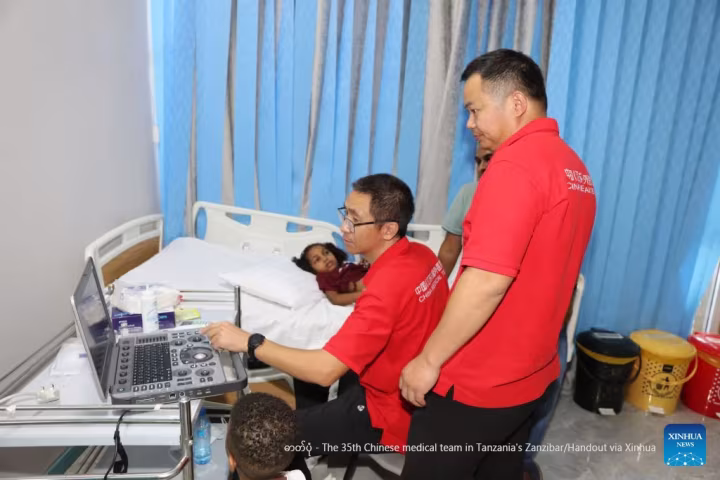 တရုတ်ဆေးအဖွဲ့က တန်ဇန်းနီးယားနိုင်ငံ ဇန်ဇီဘာဒေသတွင် အခမဲ့ဆေးခန်း ပံ့ပိုးပေး