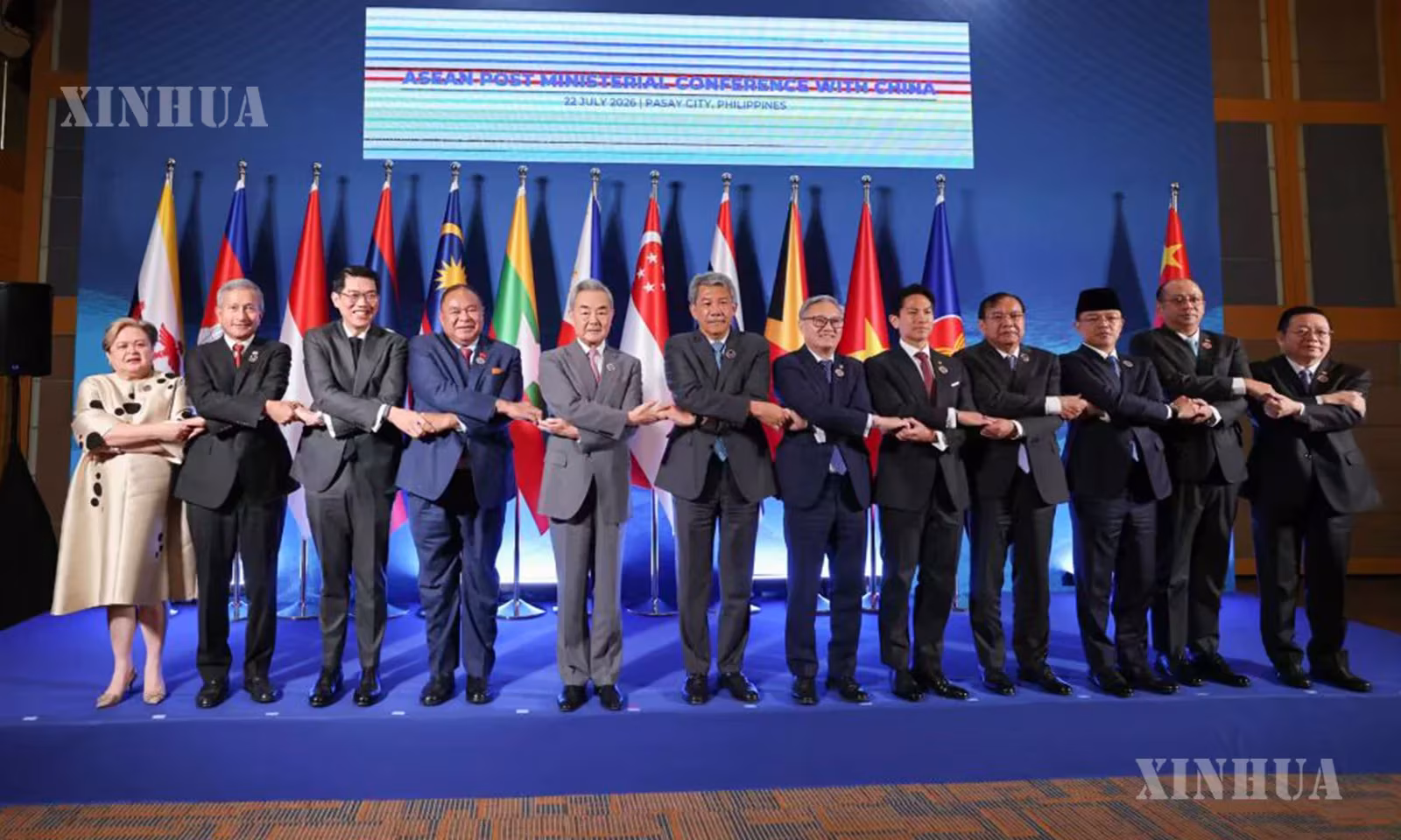 ဖိလစ်ပိုင်နိုင်ငံ မနီလာမြို့တွင် တရုတ်-အာဆီယံ နိုင်ငံခြားရေးဝန်ကြီးများ အစည်းအဝေး တက်ရောက်လာသည့် ကိုယ်စားလှယ်များက စုပေါင်းမှတ်တမ်းတင်ဓာတ်ပုံ ရိုက်ကူးနေသည်ကို ၂၀၂၆ ခုနှစ် ဇူလိုင် ၂၂ ရက်က တွေ့ရစဉ် (ဆင်ဟွာ)