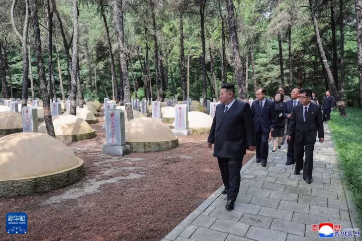 ကင်ဂျုံအန်း တရုတ်ပြည်သူ့စေတနာ့ဝန်ထမ်းတပ်ဖွဲ့ အာဇာနည် ဥယျာဉ်သို့ သွားရောက် ဂါရဝပြု