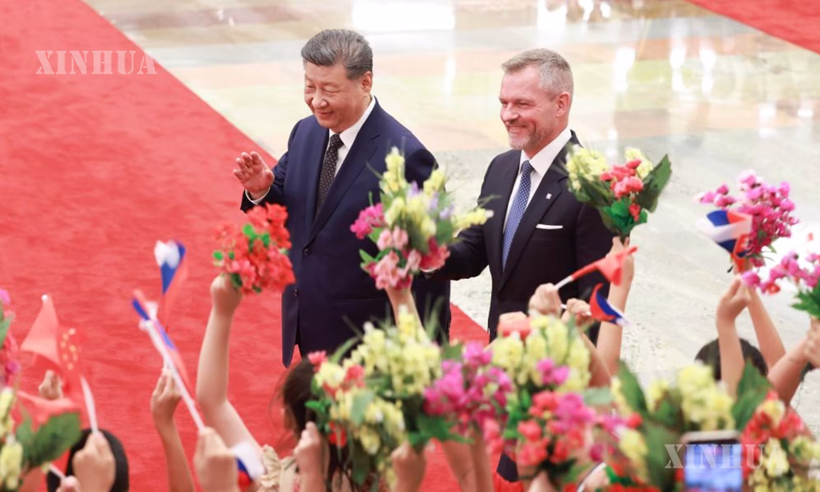 တရုတ်နိုင်ငံ သမ္မတ ရှီကျင့်ဖိန်က တရုတ်နိုင်ငံ မြို့တော်ပေကျင်းတွင် ဆွေးနွေးပွဲမတိုင်မီ ပြည်သူ့ခန်းမဆောင် မြောက်ဘက်ခန်းမ၌ ဆလိုဗက်ကီးယားနိုင်ငံ သမ္မတ Peter Pellegrini အတွက် ကြိုဆိုပွဲအခမ်းအနားကို ၂၀၂၆ ခုနှစ် ဇူလိုင် ၂၈ ရက်က ကျင်းပစဉ် (ဆင်ဟွာ)