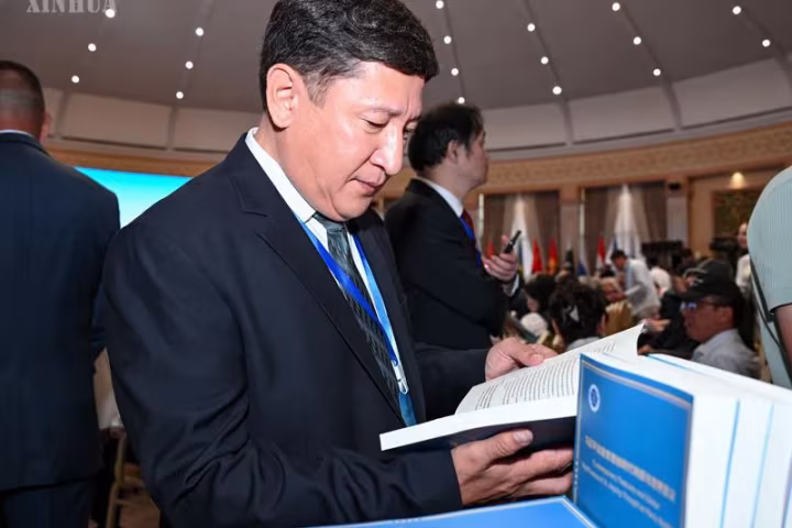 “ရှီကျင့်ဖိန် ပါတီတည်ဆောက်ရေးဆိုင်ရာ အတွေးအခေါ်များ၏ ခေတ်ကာလအနှစ်သာရနှင့် ကမ္ဘာ့အနက်အဓိပ္ပာယ်” Think Tank အစီရင်ခံစာ ကာဂျစ္စတန်၊ ရုရှား ဘာသာစကားများဖြင့် ထုတ်ဝေ