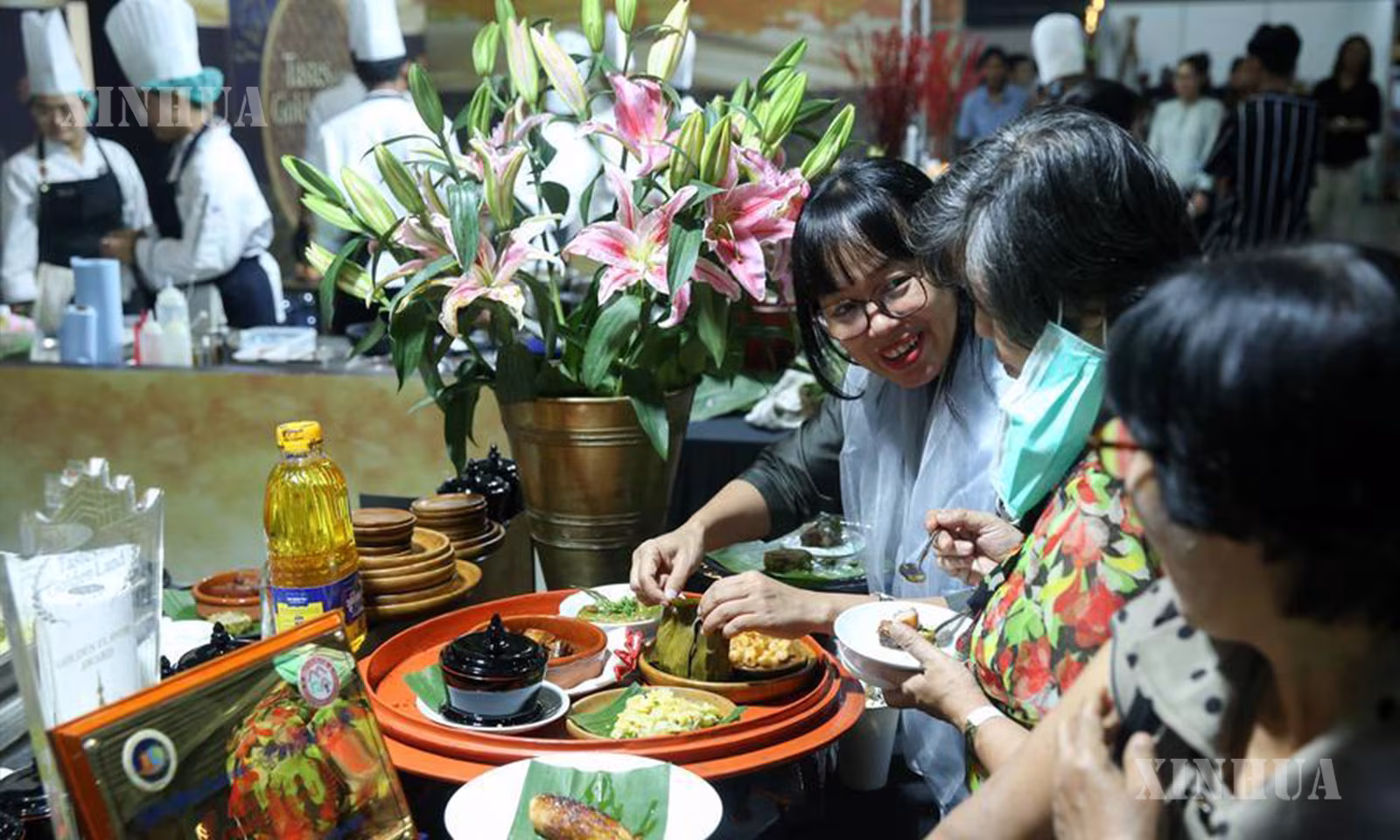 မြန်မာနိုင်ငံ ရန်ကုန်မြို့၌ ကျင်းပသည့် မြန်မာ့ရိုးရာအစားအစာပြိုင်ပွဲနှင့် ပြပွဲ၌ အစားအသောက်များကို သုံးဆောင်နေသူများအား ၂၀၂၆ ခုနှစ် ဇူလိုင် ၂၅ ရက်က တွေ့ရစဉ် (ဆင်ဟွာ)