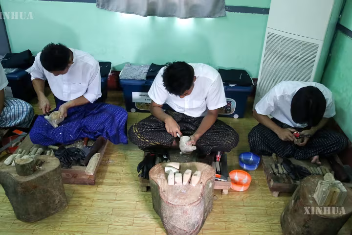 မြန်မာ့ရိုးရာ ကြိုးဆွဲရုပ်သေးရုပ် ပြုလုပ်ခြင်းလက်မှုပညာရပ်ကို ထိန်းသိမ်းရန် သင်တန်းဖွင့်လှစ်သင်ကြားလျက်ရှိ
