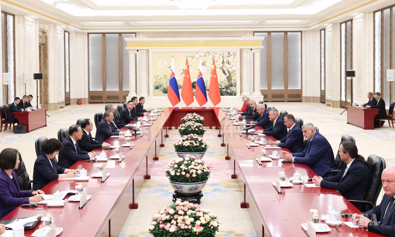 တရုတ်နိုင်ငံ ဝန်ကြီးချုပ် လီချန်နှင့် တရုတ်နိုင်ငံသို့ နိုင်ငံတော်ခရီးစဉ်အဖြစ် လာရောက်သည့် ဆလိုဗက်ကီးယားနိုင်ငံ သမ္မတ ပီတာ ပယ်လီဂရီနီတို့ မြို့တော်ပေကျင်းရှိ ပြည်သူ့ခန်းမဆောင်၌ ၂၀၂၆ ခုနှစ် ဇူလိုင် ၂၉ ရက်က တွေ့ဆုံစဉ် (ဆင်ဟွာ)
