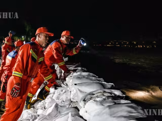 ကန်းစုပြည်နယ် သွန်းဟွမ်မြို့တွင် ရေကြီးရေလျှံမှု ကျော်လွန်ဝင်ရောက်ခြင်းကို အစွမ်းကုန် ရင်ဆိုင်တုံ့ပြန်လျက်ရှိ