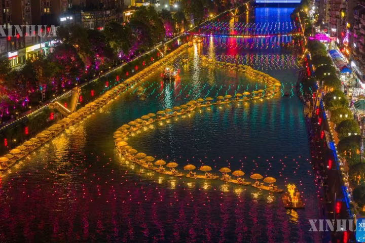 တရုတ်နိုင်ငံ ဟူပေပြည်နယ် Xuan'en ခရိုင်တွင် နွေရာသီခရီးသွားလုပ်ငန်း တိုးတက်လာ