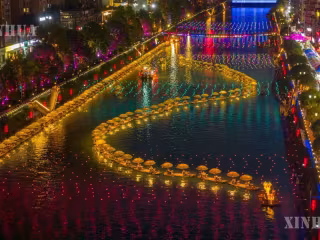 တရုတ်နိုင်ငံ ဟူပေပြည်နယ် Xuan'en ခရိုင်တွင် နွေရာသီခရီးသွားလုပ်ငန်း တိုးတက်လာ