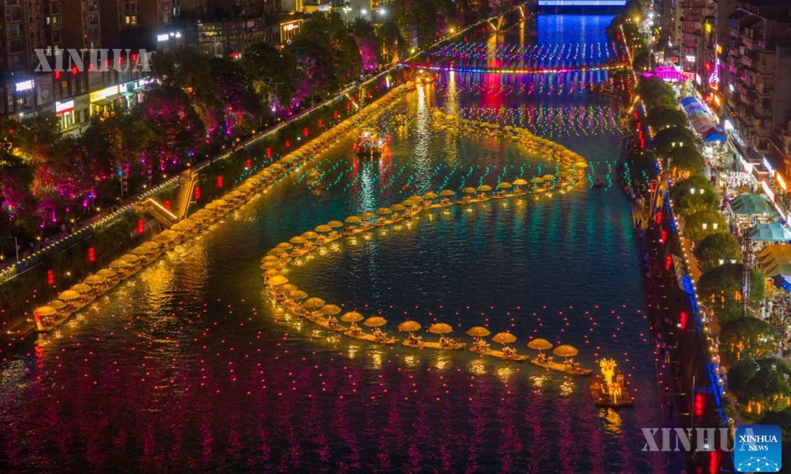 တရုတ်နိုင်ငံ အလယ်ပိုင်း ဟူပေပြည်နယ် အန်းရှီး ထူကျားလူမျိုး၊ မြောင်လူမျိုး ကိုယ်ပိုင်အုပ်ချုပ်ခွင့်ရပြည်နယ်ခွဲ ရွှန်းအန်းခရိုင်ရှိ ကုန့်ဆွေမြစ်၏ ညရှုခင်းအား ဖောင်စီး၍ ကြည့်ရှုခံစားနေကြသည့် ခရီးသွားဧည့်သည်များကို ၂၀၂၆ ခုနှစ် ဇူလိုင် ၂၉ ရက်က တွေ့ရစဉ် (ဆင်ဟွာ)