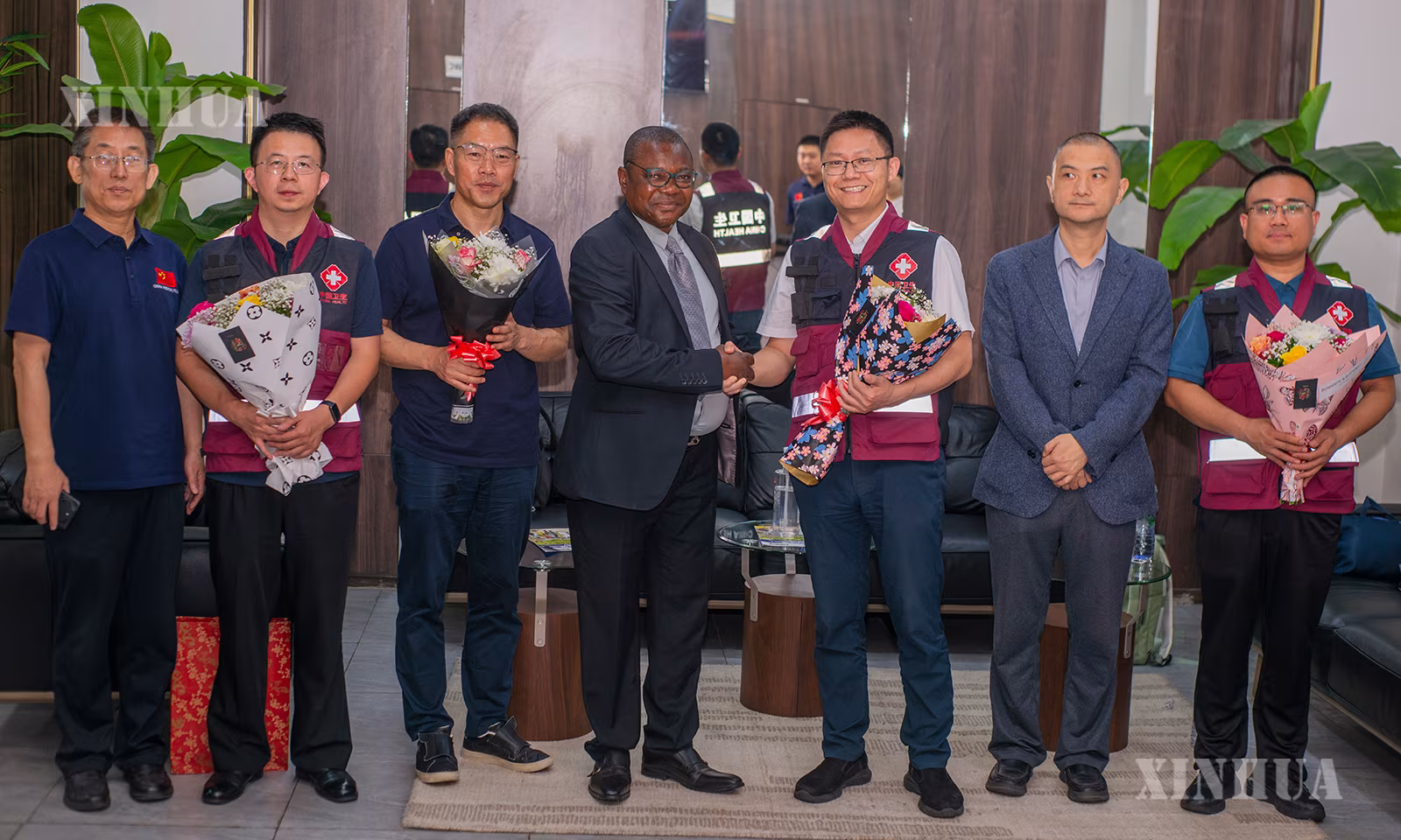 ကွန်ဂိုနိုင်ငံ (DRC) မြို့တော်ကင်ရှာဆာလေဆိပ်တွင် တရုတ်နိုင်ငံ၏ ဒုတိယအသုတ် အီဘိုလာရောဂါ တိုက်ဖျက်ရေးအတွက် ဆေးဘက်ဆိုင်ရာ ကျွမ်းကျင်ပညာရှင်အဖွဲ့အား ကွန်ဂိုနိုင်ငံ (DRC) ကျန်းမာရေးဝန်ကြီးဌာန ကိုယ်စားလှယ် (အလယ်) က ၂၀၂၆ ခုနှစ် ဇူလိုင် ၃ ရက်တွင် ကြိုဆိုနေစဉ် (ဆင်ဟွာ)