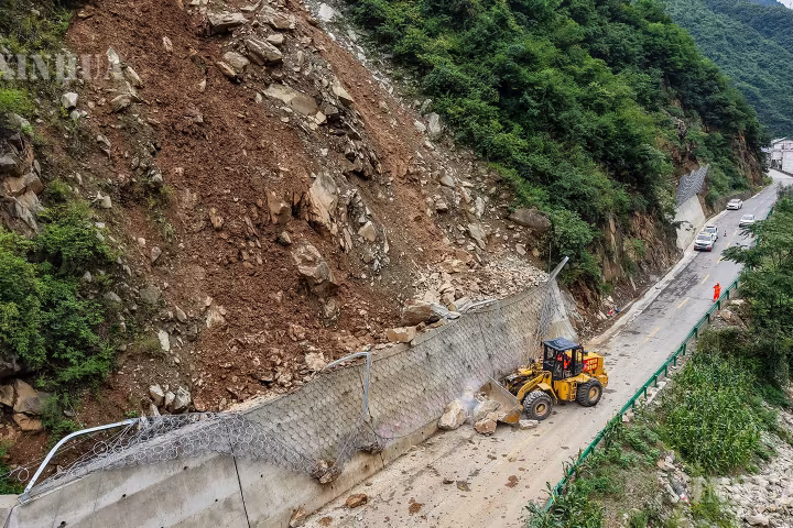 မိုးသည်းထန်စွာ ရွာသွန်းမှုကြောင့် ကန်းစုပြည်နယ် လုံနန်မြို့တွင် ရေဘေးကာကွယ်ရေးနှင့် ထိန်းချုပ်ရေးလုပ်ငန်းများ အစွမ်းကုန် လုပ်ဆောင်လျက်ရှိ