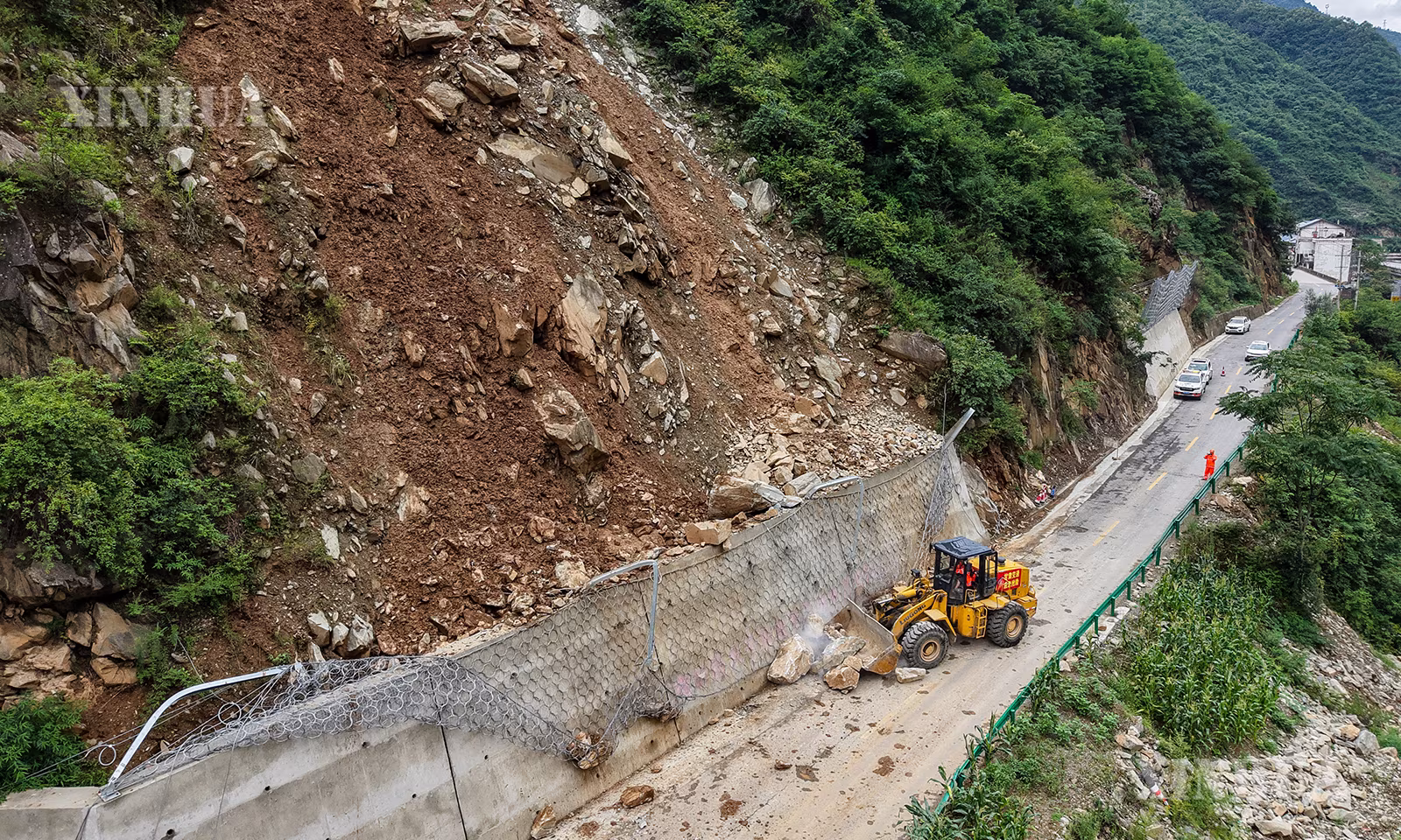 တရုတ်နိုင်ငံ ကန်းစုပြည်နယ် လုံနန်မြို့ ဝူသူးခရိုင် ဖုန်ရှန်းကျေးရွာစု ချောင်ဖိန်ကျေးရွာတွင် ပြည်နယ်လမ်း S206 မြေပြိုမှုကြောင့် ကျလာသော ကျောက်တုံးများကို ရှင်းလင်းနေသည့် အမြန်လမ်း အရေးပေါ်ပြုပြင်ရေး ဝန်ထမ်းများအား ၂၀၂၆ ခုနှစ် ဩဂုတ် ၂ ရက်က တွေ့ရစဉ် (ဆင်ဟွာ)