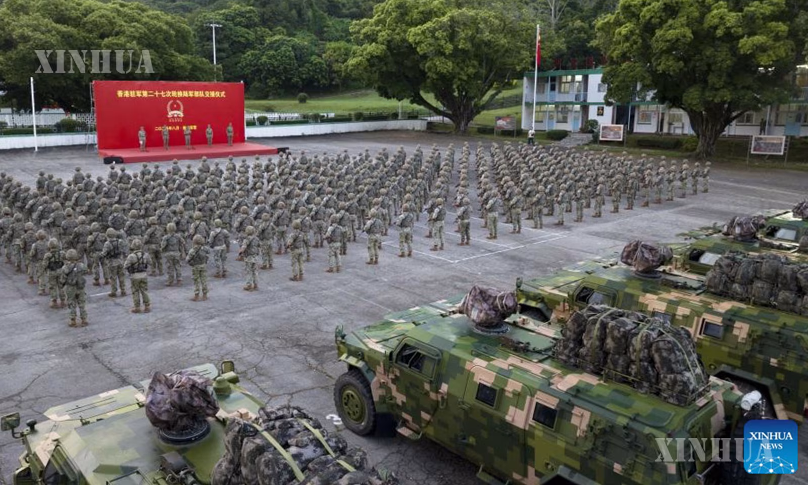 တရုတ်နိုင်ငံ တောင်ပိုင်း ဟောင်ကောင်ဒေသ၌ ဟောင်ကောင်အခြေစိုက် တရုတ်ပြည်သူ့လွတ်မြောက်ရေးတပ်မတော် (PLA) တပ်ဖွဲ့၏ တပ်ဖွဲ့ဝင်များ အလှည့်ကျတာဝန်လွှဲပြောင်း ထမ်းဆောင်ခြင်း အခမ်းအနားအား ၂၀၂၄ ခုနှစ် ဩဂုတ် ၂၅ ရက်က တွေ့ရစဉ် (ဆင်ဟွာ)