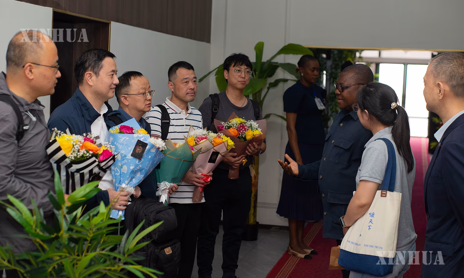 ကွန်ဂိုနိုင်ငံ (DRC) မြို့တော်ကင်ရှာဆာလေဆိပ်တွင် တရုတ်နိုင်ငံ၏ တတိယအသုတ် အီဘိုလာရောဂါ တိုက်ဖျက်ရေး ဆေးဘက်ဆိုင်ရာ 
ကျွမ်းကျင်ပညာရှင်အဖွဲ့ ရောက်ရှိလာမှုကို ကွန်ဂိုနိုင်ငံ (DRC) ကျန်းမာရေးဝန်ကြီးဌာန ကိုယ်စားလှယ် Luku Maleyo Marius (ယာဘက် တတိယ) က 
၂၀၂၆ ခုနှစ် ဩဂုတ် ၁ ရက်၌ သွားရောက်ကြိုဆိုနေစဉ် (ဆင်ဟွာ)
