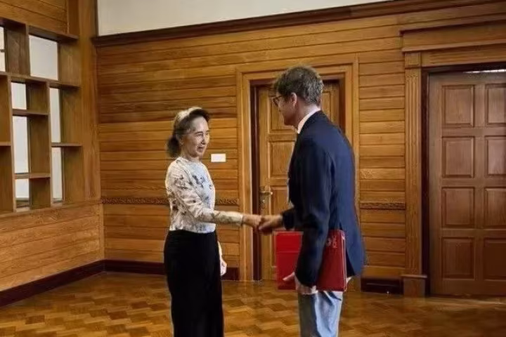 ICRC မြန်မာနိုင်ငံဆိုင်ရာ ဌာနေကိုယ်စားလှယ်နှင့် ဒေါ်အောင်ဆန်းစုကြည်တို့ သီးသန့်တွေ့ဆုံ၊ ကျန်းမာရေး အထူးကောင်းမွန်လျက်ရှိဟု သတင်းထုတ်ပြန်
