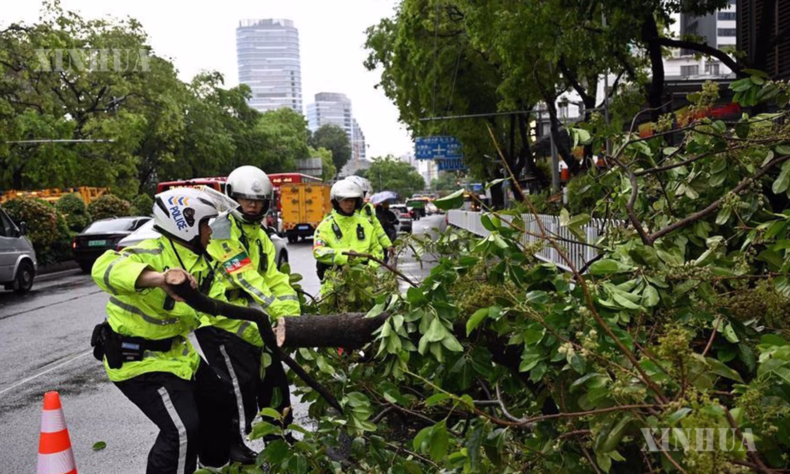 တရုတ်နိုင်ငံ ‌တောင်ပိုင်း ကွမ်တုန်းပြည်နယ် ကွမ်ကျိုးမြို့ရှိ လမ်းမတစ်ခုထက်၌ လဲကျနေသော သစ်ပင်များအား ရှင်းလင်းနေသည့် ယာဉ်ထိန်းရဲတပ်ဖွဲ့ကို ၂၀၂၆ ခုနှစ် မတ် ၃၀ ရက်က တွေ့ရစဉ် (ဆင်ဟွာ)
