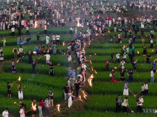စီချွမ်းပြည်နယ်၊ ယွဲ့ရှီးခရိုင်တွင် ယီလူမျိုး မီးရှူးတိုင်ပွဲတော် စည်ကားသိုက်မြိုက်စွာ ကျင်းပ