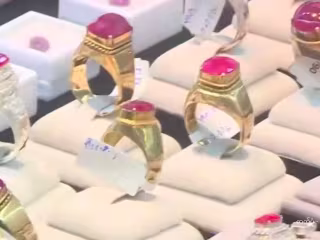ရန်ကုန်အပြည်ပြည်ဆိုင်ရာ ကျောက်မျက်နှင့် လက်ဝတ်ရတနာအချောထည် အရောင်းပြပွဲတွင် ကျောက်မျက်ရတနာ အမျိုးပေါင်း ၁၃၀ ကျော် ခင်းကျင်းပြသရောင်းချ