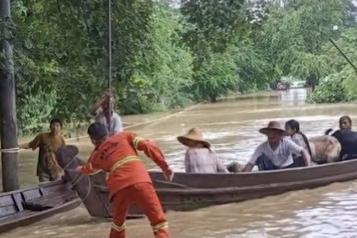မြန်မာနိုင်ငံ စစ်ကိုင်းတိုင်းဒေသကြီး၊ ရေဦးမြို့နယ်အတွင်း မိုးအဆက်မပြတ်ရွာသွန်းပြီး မူးမြစ်ရေတက်လာခြင်းကြောင့် ဒေသခံများကို ကယ်ဆယ်ရွှေ့ပြောင်း