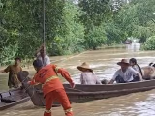 မြန်မာနိုင်ငံ စစ်ကိုင်းတိုင်းဒေသကြီး၊ ရေဦးမြို့နယ်အတွင်း မိုးအဆက်မပြတ်ရွာသွန်းပြီး မူးမြစ်ရေတက်လာခြင်းကြောင့် ဒေသခံများကို ကယ်ဆယ်ရွှေ့ပြောင်း
