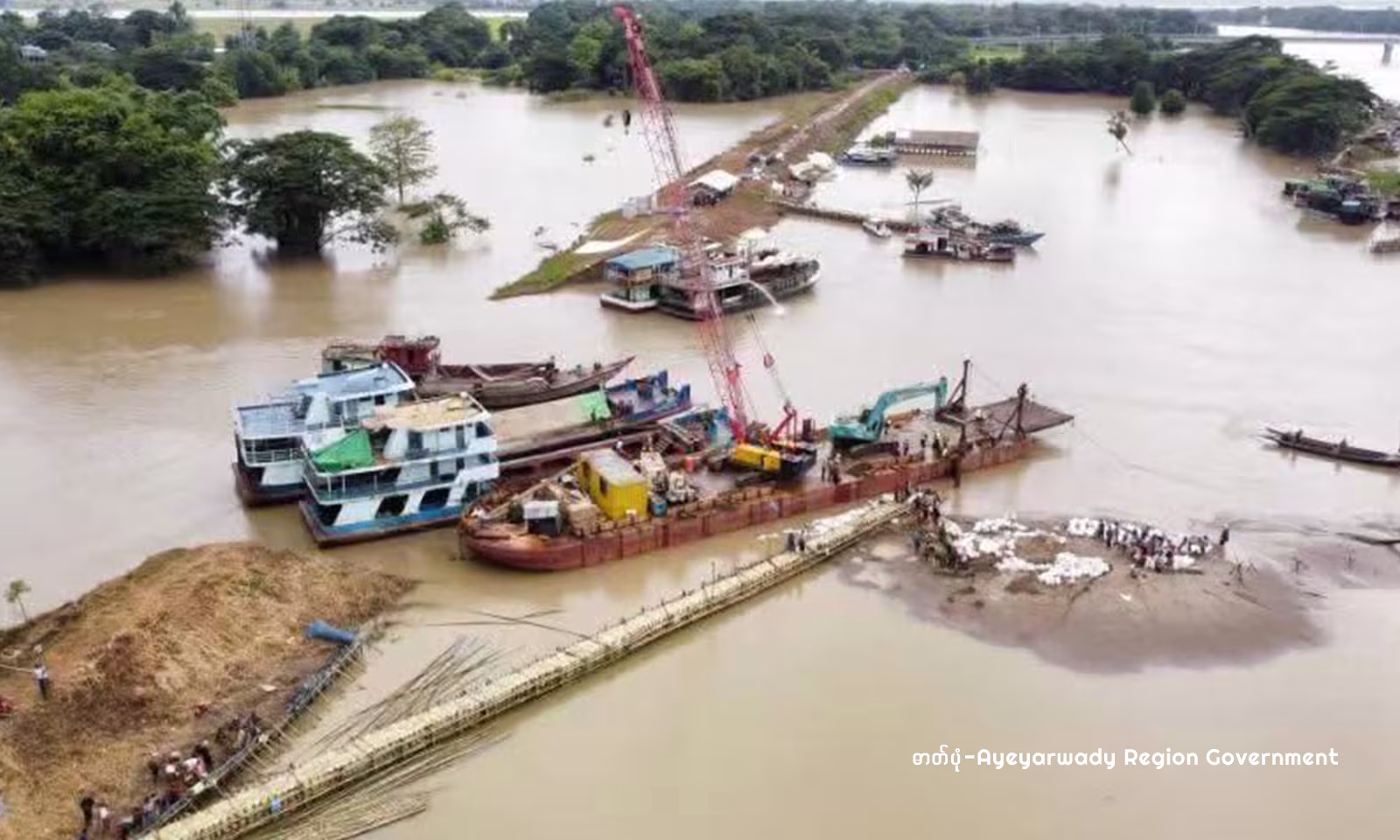 ဧရာဝတီတိုင်းဒေသကြီးအတွင်းရှိ ရေကျော်ဝင်ရောက်ခြင်းအား ဆောလျင်စွာ တားဆီးနိုင်ရေးအတွက် ပြင်ဆင်မှုများ ဆောင်ရွက်စဥ်(ဓာတ်ပုံ- ဧရာ၀တီတိုင်းဒေသကြီး အစိုးရအဖွဲ့)