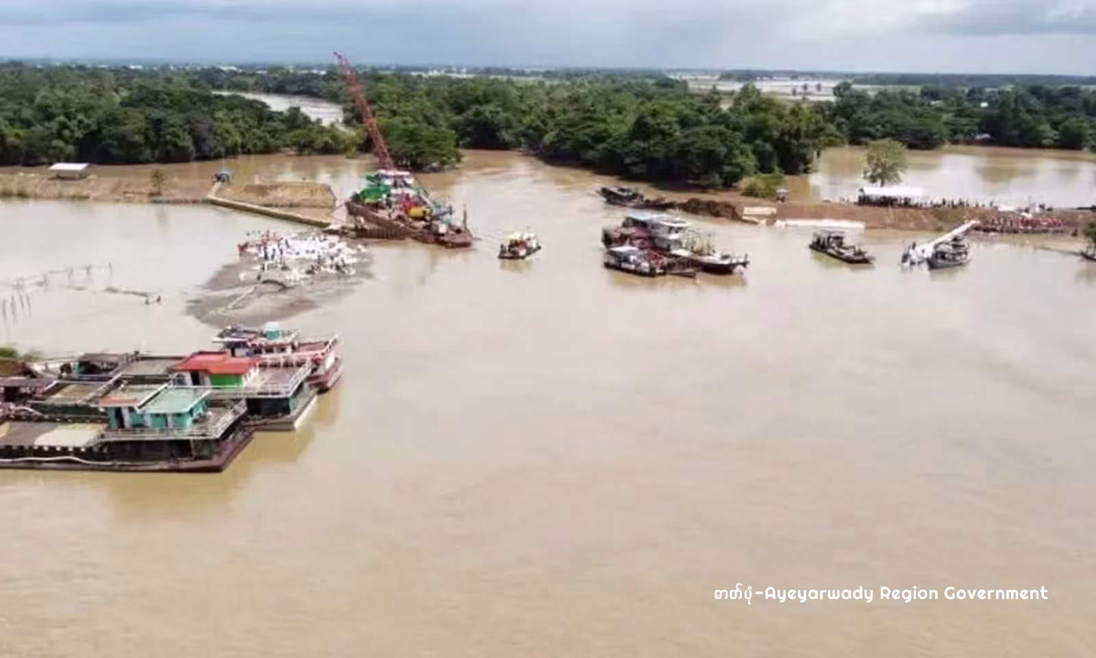 ဧရာဝတီတိုင်းဒေသကြီးအတွင်းရှိ ရေကျော်ဝင်ရောက်ခြင်းအား ဆောလျင်စွာ တားဆီးနိုင်ရေးအတွက် ပြင်ဆင်မှုများ ဆောင်ရွက်စဥ်(ဓာတ်ပုံ- ဧရာ၀တီတိုင်းဒေသကြီး အစိုးရအဖွဲ့)
