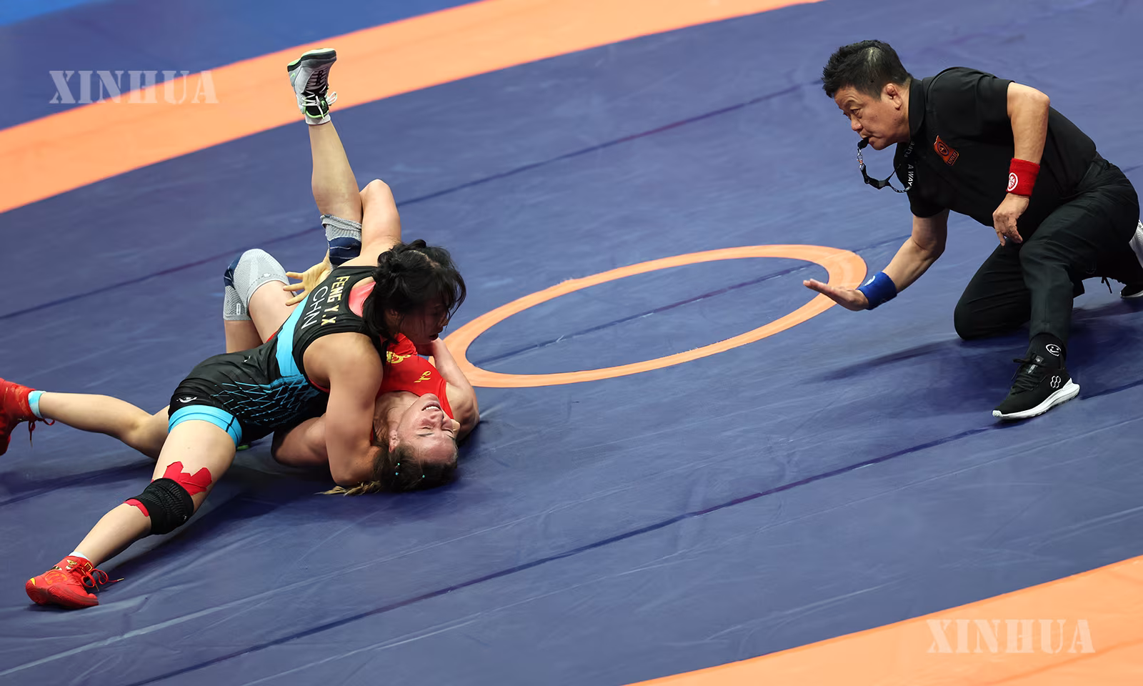 တရုတ်နိုင်ငံ အနောက်မြောက်ပိုင်း ဆန်ရှီးပြည်နယ် ရှီးအန်းမြို့၌ ၂၀၂၆ ခုနှစ် ဩဂုတ် ၈ ရက်က ကျင်းပသည့် ၂၀၂၆ တရုတ်-ဗဟိုအာရှ အဆင့်မြင့်နပန်းပြိုင်ပွဲ အမျိုးသမီး ၆၂ ကီလိုတန်း ပွဲစဉ်-၅ တွင် တရုတ်နိုင်ငံမှ ဖုန်ရုန်ရှင်း (အောက်) နှင့် ဘီလာရုစ်နိုင်ငံမှ ဗယ်ရန်နီကာ အိုင်ဗန်နိုဗာတို့ ယှဉ်ပြိုင်နေစဉ် (ဆင်ဟွာ)