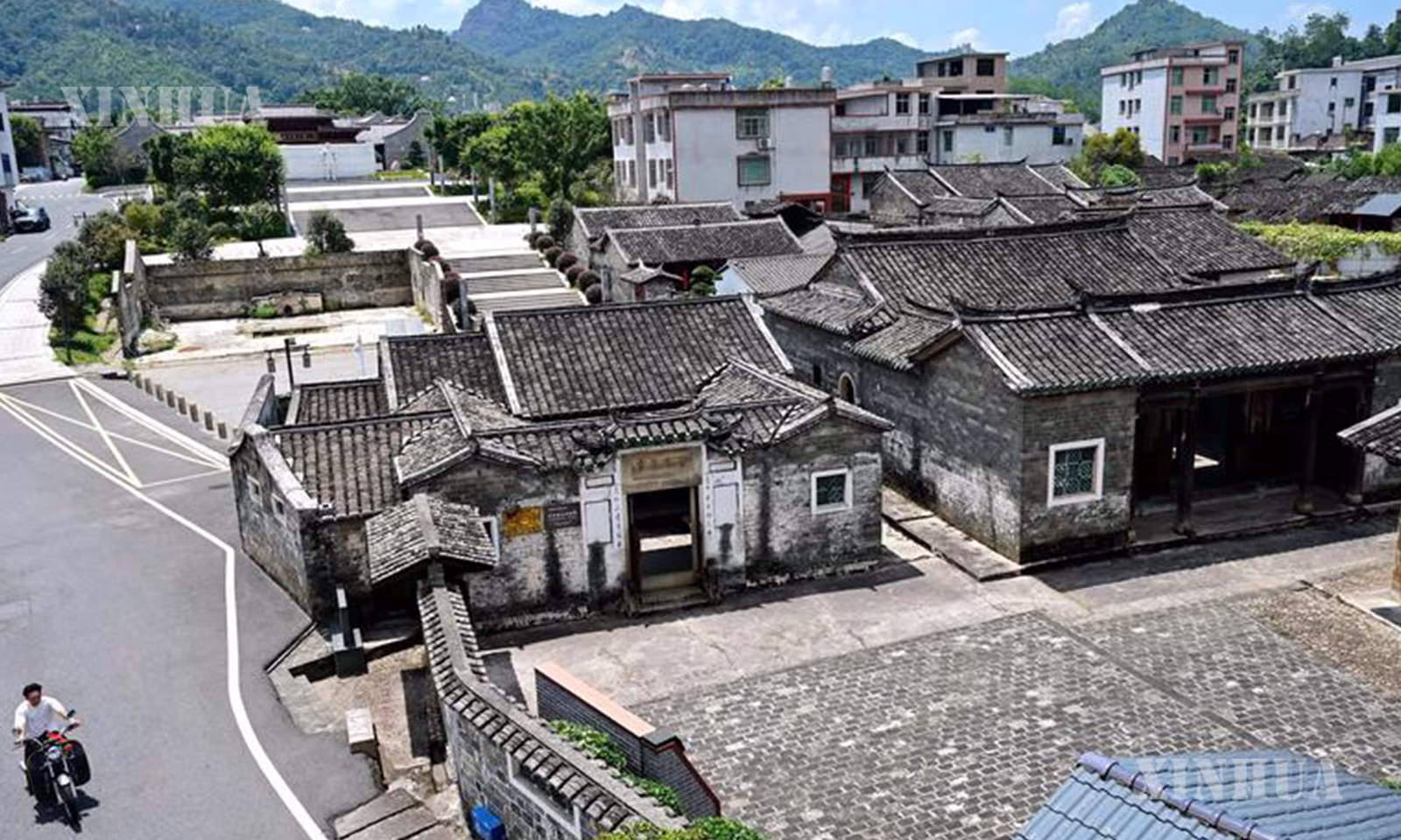 တရုတ်နိုင်ငံ ဖူကျန့်ပြည်နယ် လျန်ချိန်ခရိုင် ရှင်းချွမ်မြို့နယ်ရှိ တစ်နိုင်ငံလုံး ယဉ်ကျေးမှုအမွေအနှစ် ကာကွယ်ထိန်းသိမ်းရေးနေရာ ကူထျန်အစည်းအဝေးကျင်းပရာ ရှေးဟောင်းနေရာအစုအဝေးကို ၂၀၂၆ ခုနှစ် ဩဂုတ် ၇ ရက်က တွေ့ရစဉ် (ဆင်ဟွာ)