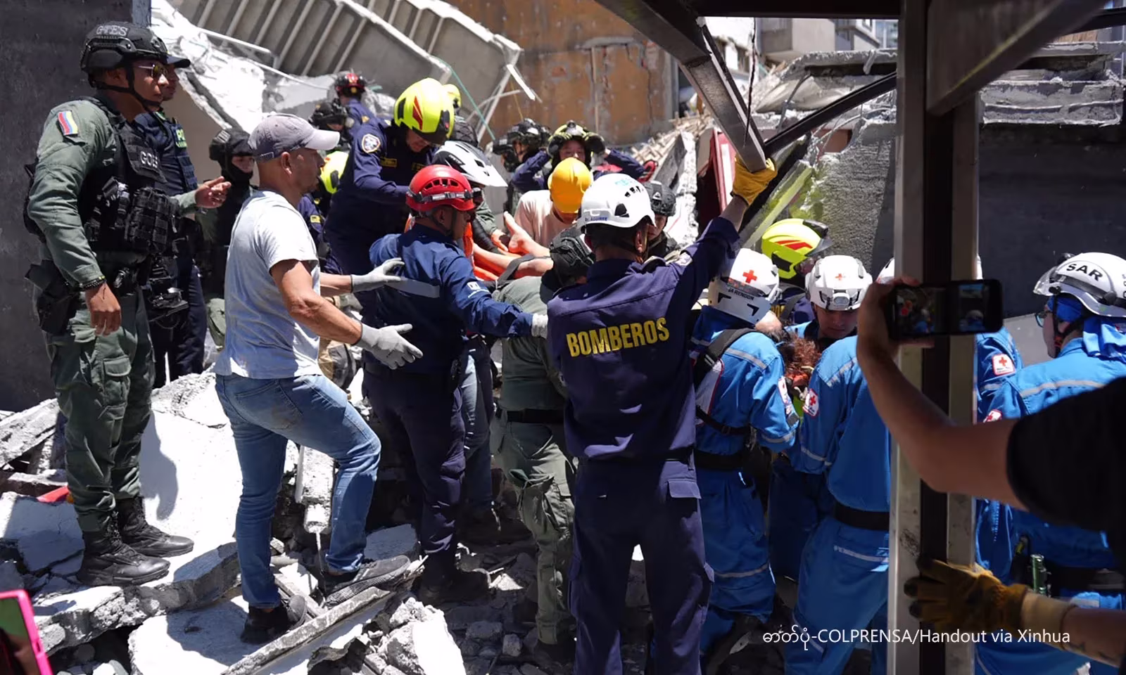 ကိုလံဘီယာနိုင်ငံ Manizales မြို့တွင် ကယ်ဆယ်ရေးအဖွဲ့ဝင်များက ငလျင်ကြောင့်ပျက်စီးသွားသော အဆောက်အဦ အပျက်အစီးများအကြား ကယ်ဆယ်ရေးလုပ်ငန်း လုပ်ဆောင်နေသည်ကို ၂၀၂၆ ခုနှစ် ဩဂုတ် ၁၀ ရက်က တွေ့ရစဉ် (ဓာတ်ပုံ - COLPRENSA/Handout via Xinhua)