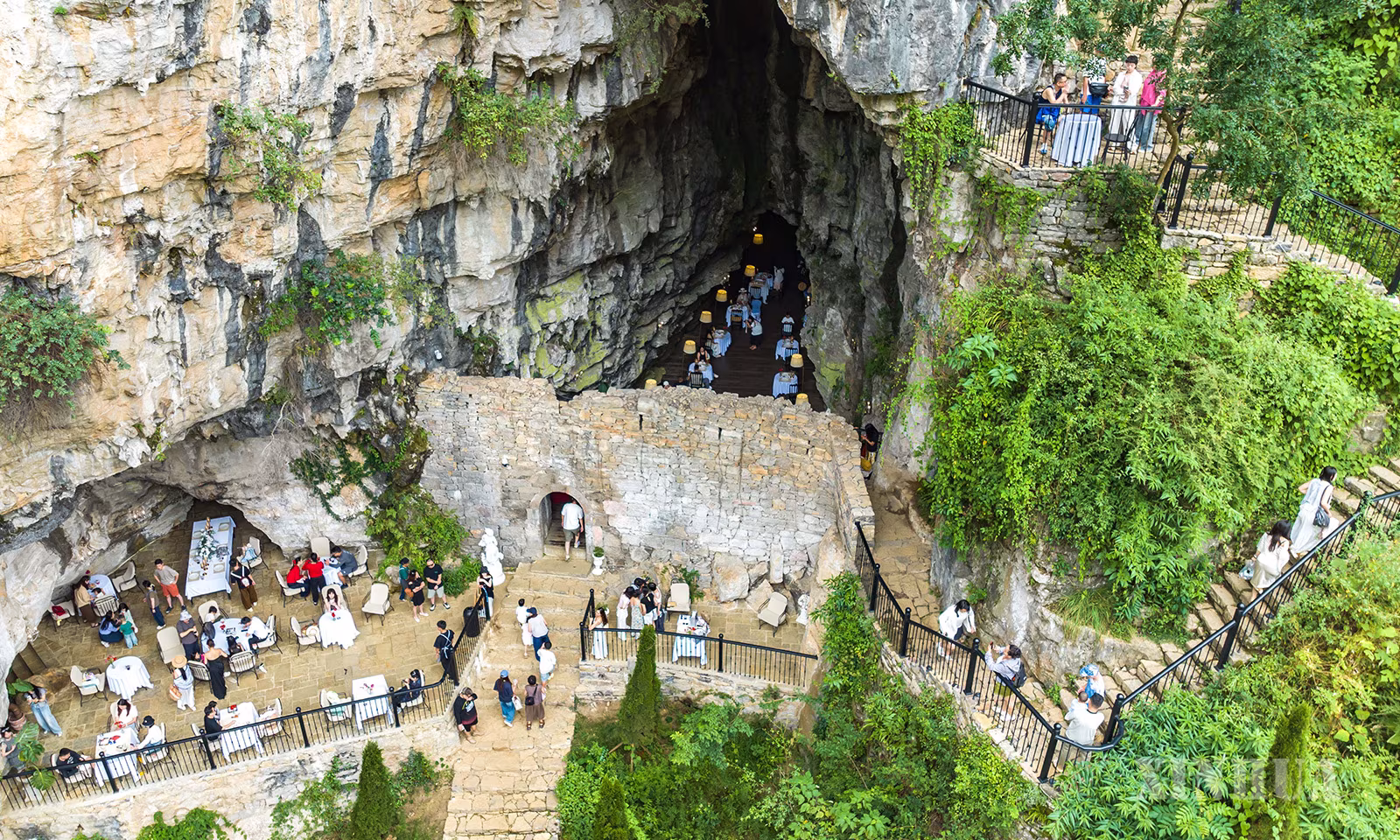 တရုတ်နိုင်ငံ ကွေ့ကျိုးပြည်နယ် အန်းရွှံ့မြို့ ရှီးရှို့ခရိုင်ရှိ ဝုန်းပုလိုဏ်ဂူရေတံခွန်ကော်ဖီဆိုင်တွင် လည်ပတ်အပန်းဖြေနေသော ခရီးသွားဧည့်သည်များကို ၂၀၂၆ ခုနှစ် ဩဂုတ် ၈ ရက်က တွေ့ရစဉ် (ဆင်ဟွာ)