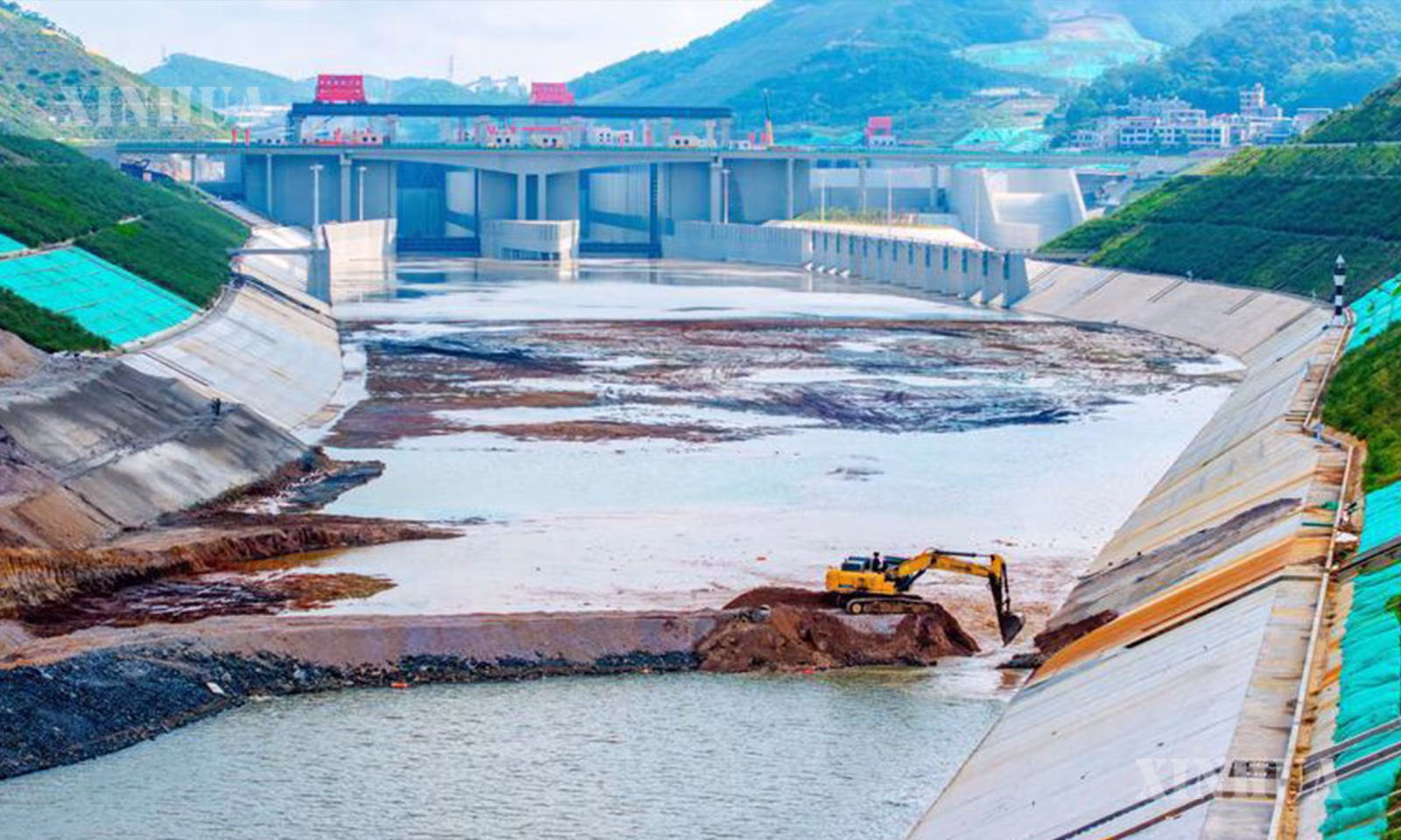 တရုတ်နိုင်ငံ တောင်ပိုင်း ကွမ်ရှီး(ကျွမ့်) ကိုယ်ပိုင်အုပ်ချုပ်ခွင့်ရဒေသ ဖိန်လုတူးမြောင်းရှိ Madao ဗဟိုချက်နေရာသို့ ရေပေးသွင်းနေပုံကို ၂၀၂၆ ခုနှစ် ဇွန် ၃ ရက်က ဝေဟင်မှဒရုန်းဖြင့် ရိုက်ကူးထားသော ဓာတ်ပုံ၌ တွေ့ရစဉ် (ဆင်ဟွာ)