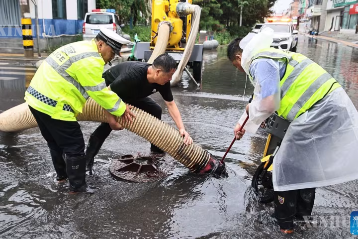 တရုတ်နိုင်ငံ အရှေ့ပိုင်းနှင့် အလယ်ပိုင်းဒေသ အများအပြားတွင် တိုင်ဖွန်းမုန်တိုင်း "Dolphin" ဖြတ်ကျော်ဝင်ရောက်လာသဖြင့် ကယ်ဆယ်ရေးလုပ်ငန်းများ အစွမ်းကုန်အရှိန်အဟုန်ဖြင့် ဆောင်ရွက်လျက်ရှိ