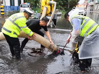 တရုတ်နိုင်ငံ အရှေ့ပိုင်းနှင့် အလယ်ပိုင်းဒေသ အများအပြားတွင် တိုင်ဖွန်းမုန်တိုင်း "Dolphin" ဖြတ်ကျော်ဝင်ရောက်လာသဖြင့် ကယ်ဆယ်ရေးလုပ်ငန်းများ အစွမ်းကုန်အရှိန်အဟုန်ဖြင့် ဆောင်ရွက်လျက်ရှိ