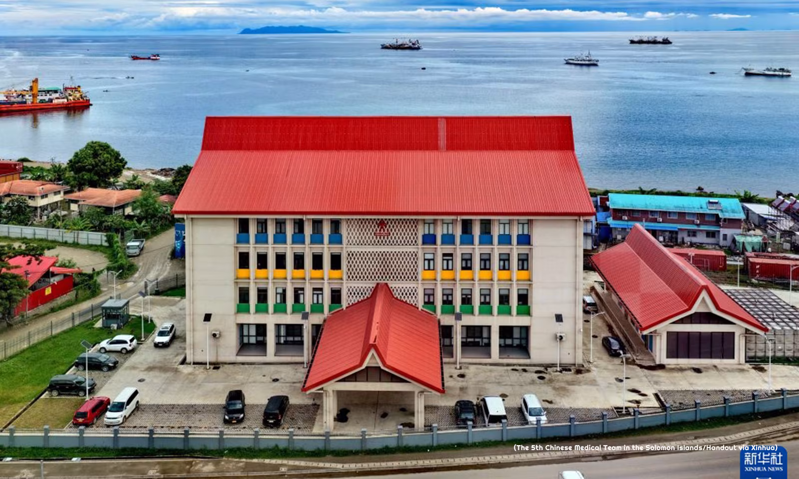 ဆော်လမွန်ကျွန်းစုနိုင်ငံ မြို့တော် ဟိုနီယာရာ၌ တရုတ်နိုင်ငံ ကူညီတည်ဆောက်ထားသော ဆော်လမွန်ကျွန်းစု အမျိုးသားလွှဲပြောင်းကုသရေးဆေးရုံရှိ ဘက်စုံဆေးကုသရေးစင်တာကို ၂၀၂၆ ခုနှစ် ဧပြီ ၃ ရက်က တွေ့ရစဉ် (ဓာတ်ပုံ- The 5th Chinese Medical Team in the Solomon Islands/ Handout via Xinhua)