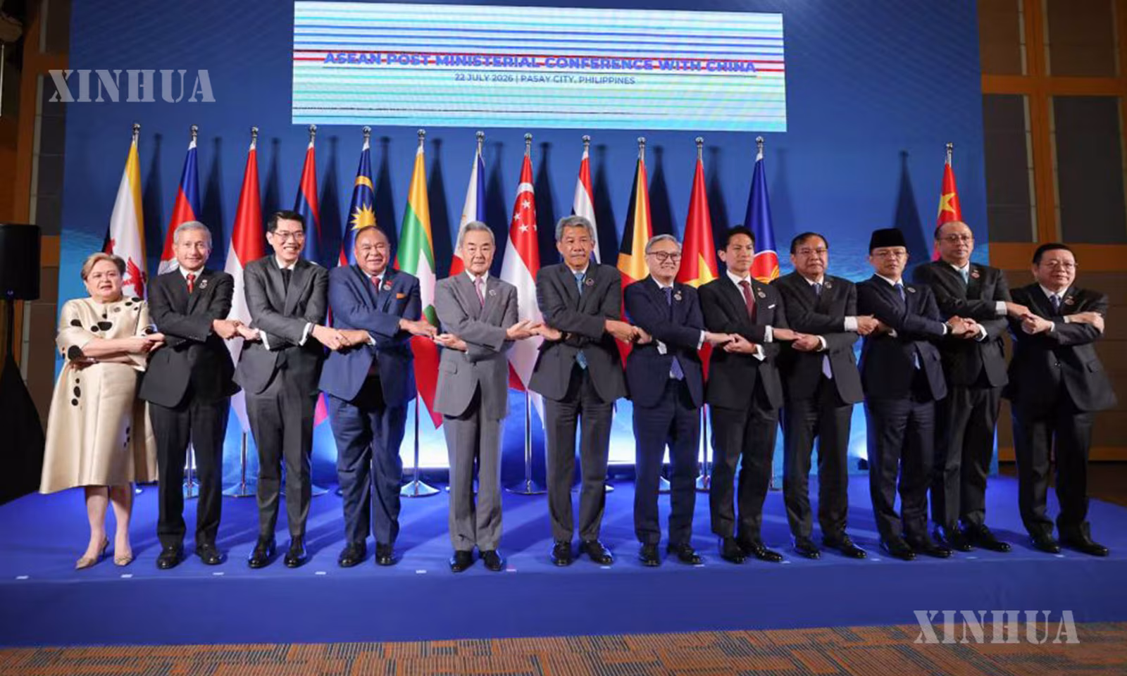 ဖိလစ်ပိုင်နိုင်ငံ မနီလာမြို့တွင် တရုတ်-အာဆီယံ နိုင်ငံခြားရေးဝန်ကြီးများ အစည်းအဝေး တက်ရောက်လာသည့် ကိုယ်စားလှယ်များက စုပေါင်းမှတ်တမ်းတင်ဓာတ်ပုံ ရိုက်ကူးနေသည်ကို ၂၀၂၆ ခုနှစ် ဇူလိုင် ၂၂ ရက်က တွေ့ရစဉ် (ဆင်ဟွာ)