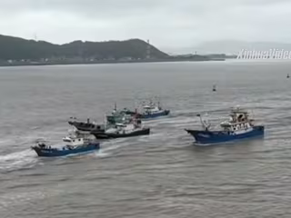 တရုတ်နိုင်ငံ အရှေ့ပိုင်းတွင် Dolphin တိုင်ဖွန်းမုန်တိုင်းကြောင့် နှောင့်နှေးခဲ့ရပြီးနောက် ငါးဖမ်းရာသီ စတင်ဖွင့်လှစ်