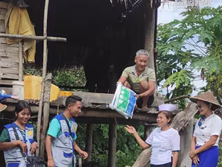 ငှက်ဖျားပိုးတွေ့ရှိသည့် ကျေးရွာများနှင့် အလုပ်စခန်းများသို့ သွားရောက်ကာ ကျန်းမာရေး အသိပညာပေးခြင်းနှင့် ဆေးကုသမှုပေးခြင်း မြင်ကွင်းများ