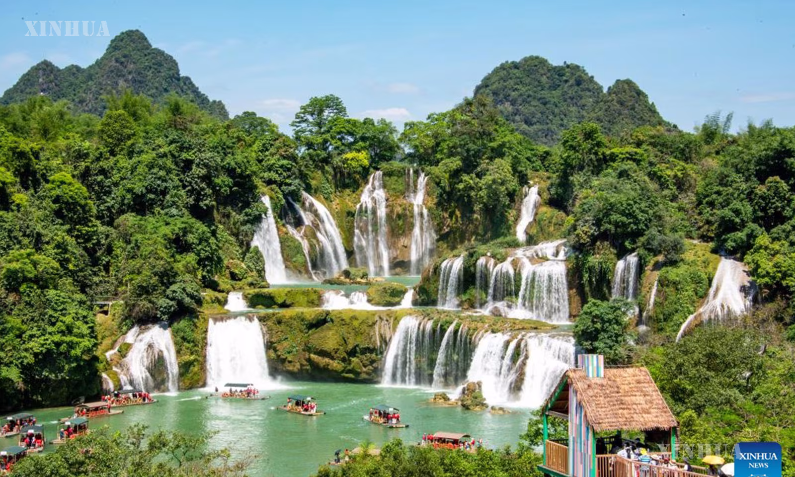 တရုတ်နိုင်ငံ တောင်ပိုင်း ကွမ်ရှီး (ကျွမ့်) ကိုယ်ပိုင်အုပ်ချုပ်ခွင့်ရဒေသ ချုံကျော် မြို့ တာ့ရှင်းခရိုင်ရှိ တယ်ထျန်းရေတံခွန် ရှုခင်းသာနေရာသို့ လာရောက်လည်ပတ်ကြသည့် ခရီးသွားဧည့်သည်များကို ၂၀၂၆ ခုနှစ် မေ ၄ ရက်က တွေ့ရစဉ် (ဆင်ဟွာ)