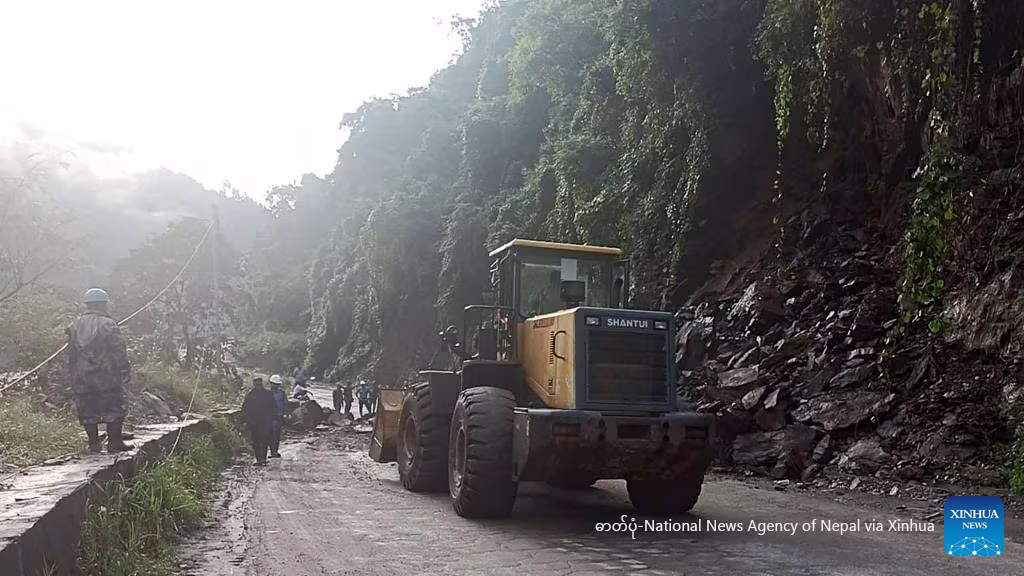 နီပေါနိုင်ငံ Dhading ခရိုင်ရှိ Prithvi အဝေးပြေးလမ်း၏ လမ်းပိုင်းတစ်နေရာတွင် မြေပြိုမှုကြောင့် အပျက်အစီးများအား ရှင်းလင်းနေသည့် အလုပ်သမားများကို ၂၀၂၅ ခုနှစ် အောက်တိုဘာ ၅ ရက်က တွေ့ရစဉ် (ဓာတ်ပုံ - National News Agency of Nepal via Xinhua)