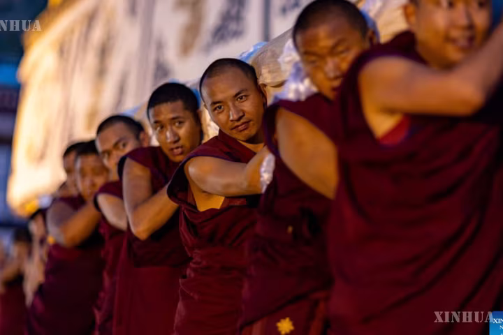 တရုတ်နိုင်ငံ ရှီးဇန့်ဒေသ လားဆမြို့တွင် ရိုးရာ ရွှယ်တွန့် ပွဲတော် ကျင်းပ