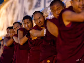 တရုတ်နိုင်ငံ ရှီးဇန့်ဒေသ လားဆမြို့တွင် ရိုးရာ ရွှယ်တွန့် ပွဲတော် ကျင်းပ