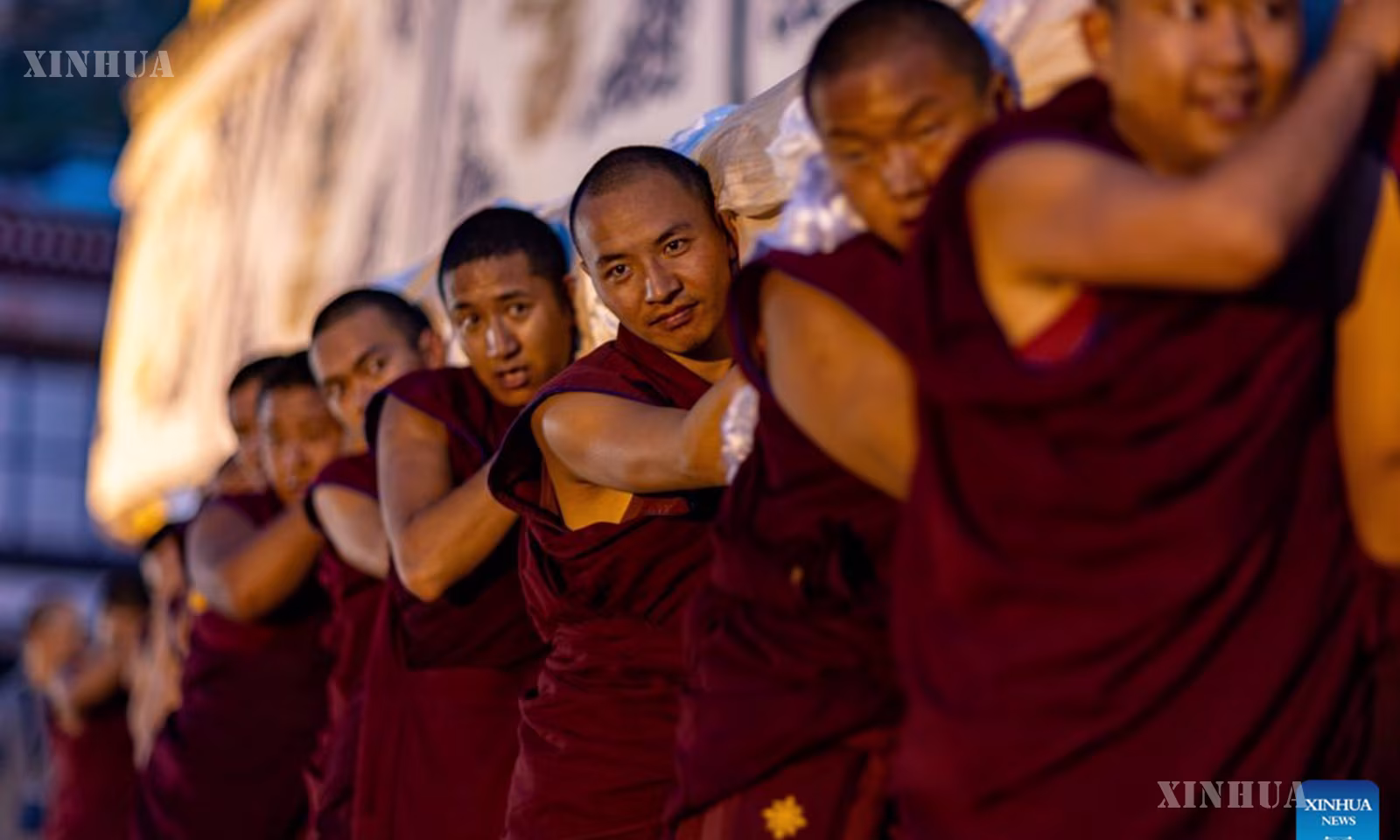 တရုတ်နိုင်ငံ အနောက်တောင်ပိုင်း ရှီးဇန့်ကိုယ်ပိုင်အုပ်ချုပ်ခွင့်ရဒေသ မြို့တော်လားဆရှိ ကျယ်ပေါင့်ဘုန်းကြီးကျောင်းတွင် ပိုးထည်၊ ချည်ထည်ဖြင့် ပြုလုပ်ထားသည့် အလွန်ကြီးမားသော ဗုဒ္ဓပုံတော်ပန်းချီကားလိပ်အား သယ်ဆောင်နေသည့် ရဟန်းသံဃာတော်များကို ၂၀၂၆ ခုနှစ် ဩဂုတ် ၁၂ ရက်က တွေ့ရစဉ် (ဆင်ဟွာ)