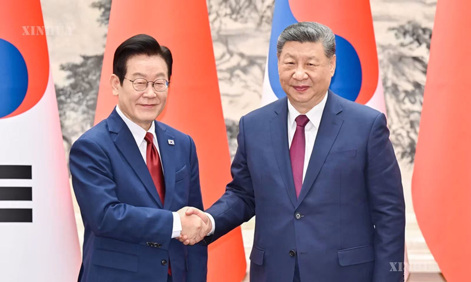 တရုတ်နိုင်ငံ သမ္မတ ရှီကျင့်ဖိန်နှင့် တရုတ်နိုင်ငံသို့ နိုင်ငံတော်ခရီးစဉ်လာရောက်သော တောင်ကိုရီးယားနိုင်ငံ သမ္မတ လီဂျေမြောင်တို့ ၂၀၂၆ ခုနှစ် ဇန်နဝါရီ ၅ ရက် ညနေပိုင်းက တရုတ်နိုင်ငံ ပေကျင်းမြို့ ပြည်သူ့ခန်းမဆောင်၌ တွေ့ဆုံဆွေးနွေးစဉ် (ဆင်ဟွာ)