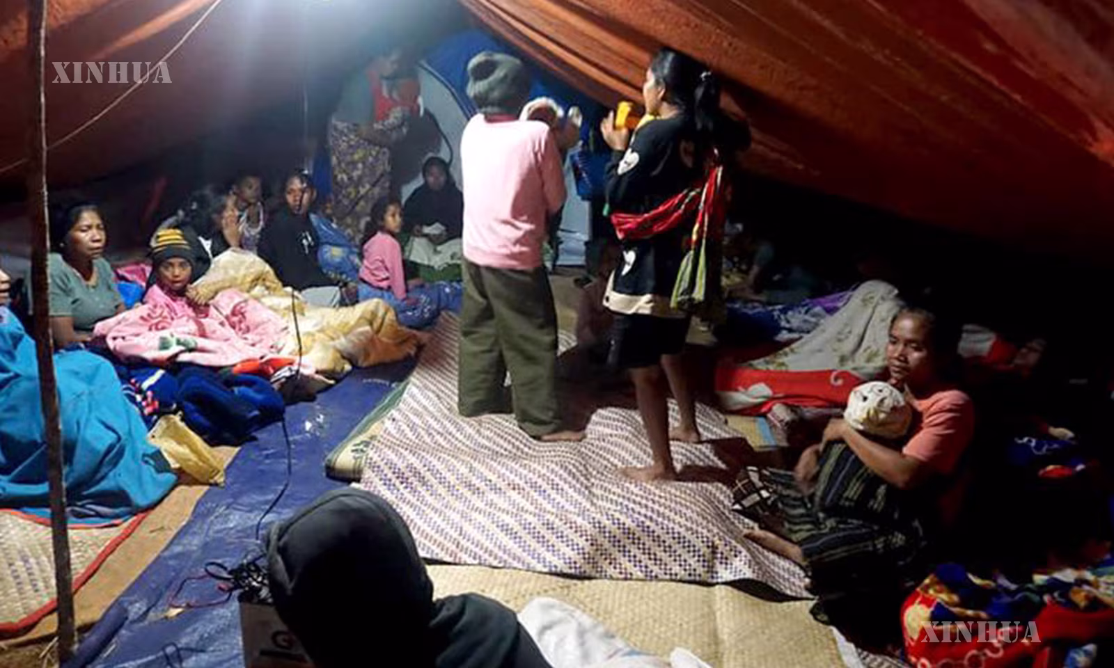 အင်ဒိုနီးရှားနိုင်ငံ Flores ကျွန်း၌ လူအများက ယာယီခိုလုံရေးစခန်းများတွင် အနားယူနေကြသည်ကို
၂၀၂၆ ခုနှစ် ဩဂုတ် ၁၅ ရက်က တွေ့ရစဉ် (ဆင်ဟွာ)